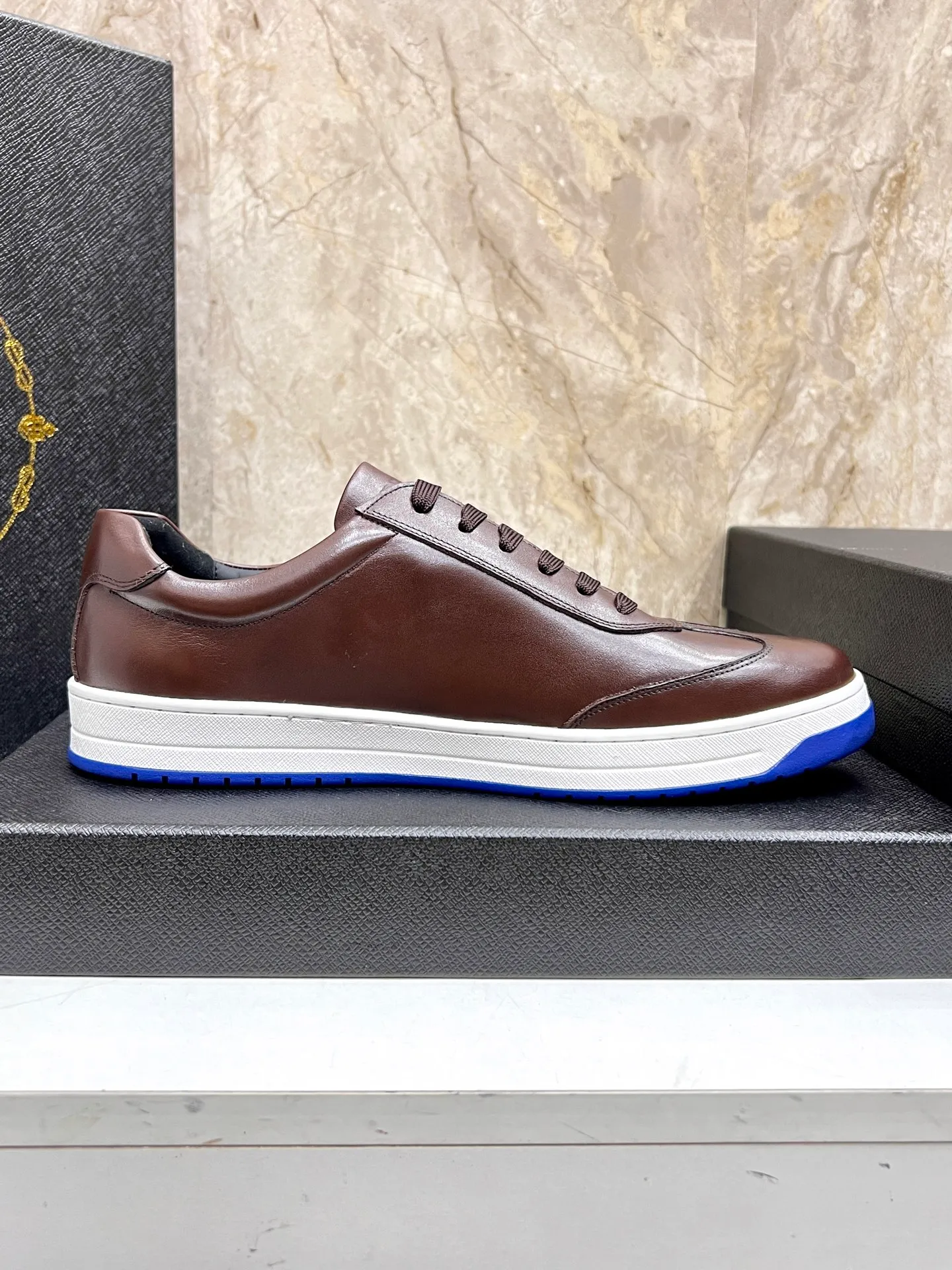 💰620 Prada classic men’s lace-up casual shoes｜Imported cowhide upper｜Layered stitching design on the upper Lightweight and breathable｜Soft and comfortable｜PRADA letters on the side｜Distinctive sporty style Showing the brand style｜Lightweight embossed rubber sole｜With cowhide foot pad lining｜Excellent foot feel Fashionable and elegant｜Size: 38-44 (customized at 45)